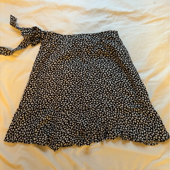 Abercrombie wrap mini skirt - Picture 2 of 2